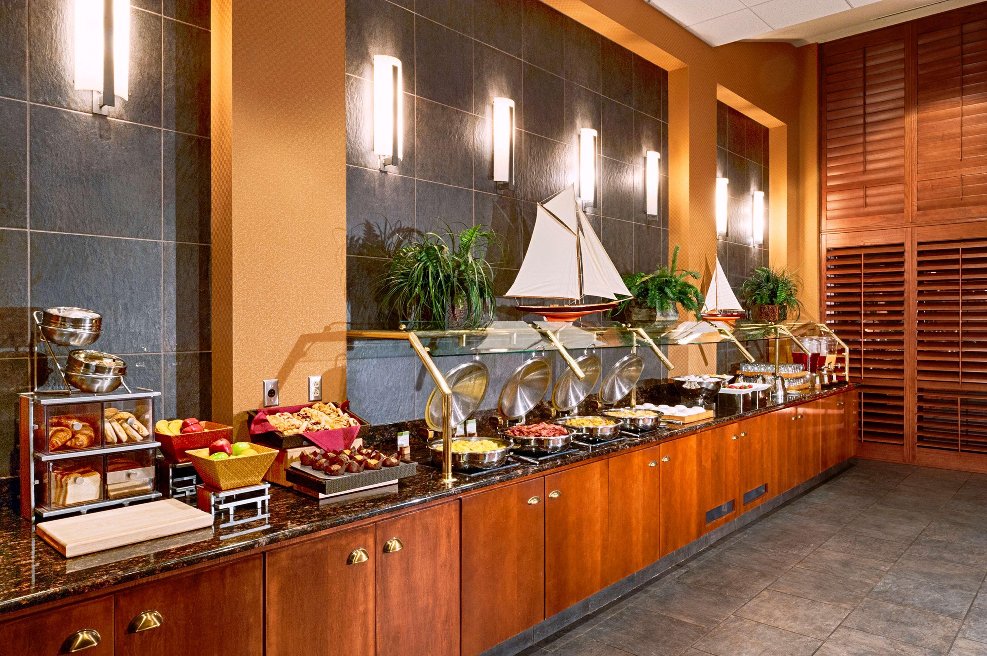 Doubletree By Hilton Bay City - Riverfront Buitenkant foto